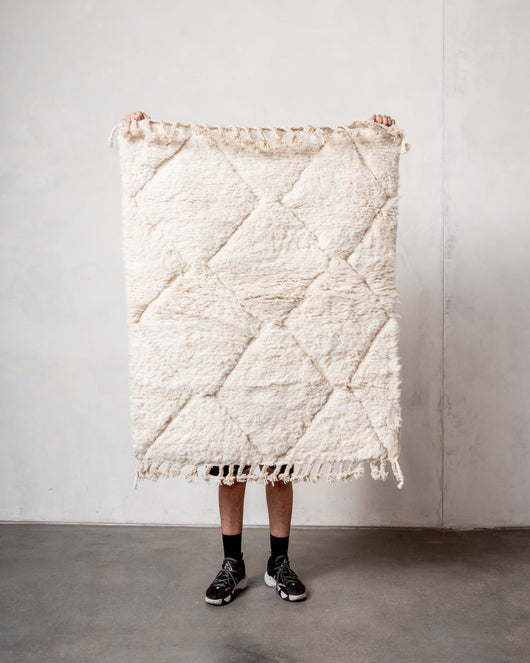 Moderner, handgefertigter Berber-Teppich aus Marokko. Beniourain-Teppich mit minimalistischem Design, natürlichem Wollflor und flauschiger Textur.