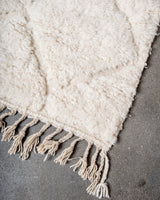 Moderner, handgefertigter Berber-Teppich aus Marokko. Beniourain-Teppich mit minimalistischem Design, natürlichem Wollflor und flauschiger Textur.