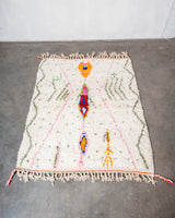 Moderner, handgefertigter Berber-Teppich aus Marokko. Beniourain-Teppich mit schönen Farben und Mustern und flauschiger Wollstruktur.