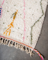 Moderner, handgefertigter Berber-Teppich aus Marokko. Beniourain-Teppich mit schönen Farben und Mustern und flauschiger Wollstruktur.