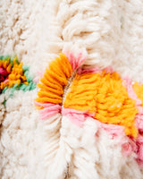 Moderner, handgefertigter Berber-Teppich aus Marokko. Beniourain-Teppich mit schönen Farben und Mustern und flauschiger Wollstruktur.