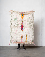 Moderner, handgefertigter Berber-Teppich aus Marokko. Beniourain-Teppich mit schönen Farben und Mustern und flauschiger Wollstruktur.