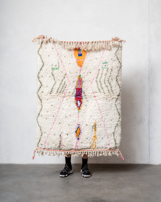 Moderner, handgefertigter Berber-Teppich aus Marokko. Beniourain-Teppich mit schönen Farben und Mustern und flauschiger Wollstruktur.