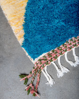 Moderner, handgefertigter Berber-Teppich aus Marokko. Beniourain-Teppich mit schönen Farben und Mustern und flauschiger Wollstruktur.