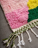 Moderner, handgefertigter Berber-Teppich aus Marokko. Beniourain-Teppich mit schönen Farben und Mustern und flauschiger Wollstruktur.
