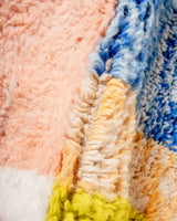 Moderner, handgefertigter Berber-Teppich aus Marokko. Beniourain-Teppich mit schönen Farben und Mustern und flauschiger Wollstruktur.