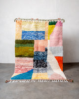 Moderner, handgefertigter Berber-Teppich aus Marokko. Beniourain-Teppich mit schönen Farben und Mustern und flauschiger Wollstruktur.