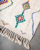 Moderner, handgefertigter Berber-Teppich aus Marokko. Beniourain-Teppich mit schönen Farben und Mustern und flauschiger Wollstruktur.