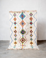 Moderner, handgefertigter Berber-Teppich aus Marokko. Beniourain-Teppich mit schönen Farben und Mustern und flauschiger Wollstruktur.