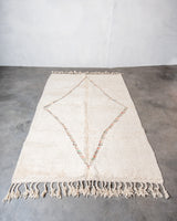Moderner, handgefertigter Berber-Teppich aus Marokko. Beniourain-Teppich mit schönen Farben und Mustern und flauschiger Wollstruktur.