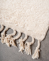 Moderner, handgefertigter Berber-Teppich aus Marokko. Beniourain-Teppich mit schönen Farben und Mustern und flauschiger Wollstruktur.