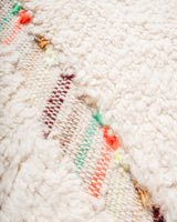 Moderner, handgefertigter Berber-Teppich aus Marokko. Beniourain-Teppich mit schönen Farben und Mustern und flauschiger Wollstruktur.