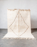 Moderner, handgefertigter Berber-Teppich aus Marokko. Beniourain-Teppich mit schönen Farben und Mustern und flauschiger Wollstruktur.