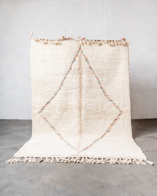 Moderner, handgefertigter Berber-Teppich aus Marokko. Beniourain-Teppich mit schönen Farben und Mustern und flauschiger Wollstruktur.
