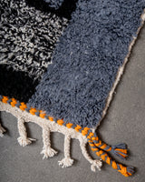 Moderner, handgefertigter Berber-Teppich aus Marokko. Beniourain-Teppich mit schönen Farben und Mustern und flauschiger Wollstruktur.