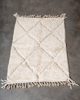 Moderner, handgefertigter Berber-Teppich aus Marokko. Beniourain-Teppich mit minimalistischem Design, natürlichem Wollflor und flauschiger Textur.