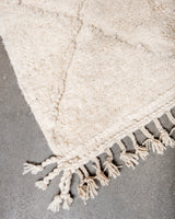 Moderner, handgefertigter Berber-Teppich aus Marokko. Beniourain-Teppich mit minimalistischem Design, natürlichem Wollflor und flauschiger Textur.