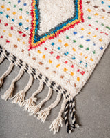 Moderner, handgefertigter Berber-Teppich aus Marokko. Beniourain-Teppich mit schönen Farben und Mustern und flauschiger Wollstruktur.