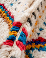 Moderner, handgefertigter Berber-Teppich aus Marokko. Beniourain-Teppich mit schönen Farben und Mustern und flauschiger Wollstruktur.