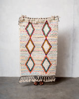 Moderner, handgefertigter Berber-Teppich aus Marokko. Beniourain-Teppich mit schönen Farben und Mustern und flauschiger Wollstruktur.