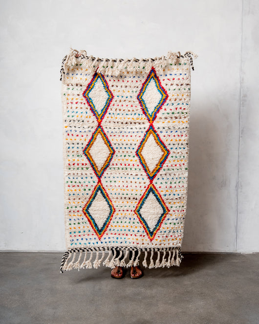 Moderner, handgefertigter Berber-Teppich aus Marokko. Beniourain-Teppich mit schönen Farben und Mustern und flauschiger Wollstruktur.