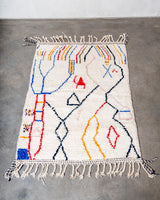 Moderner, handgefertigter Berber-Teppich aus Marokko. Beniourain-Teppich mit schönen Farben und Mustern und flauschiger Wollstruktur.