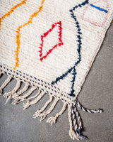 Moderner, handgefertigter Berber-Teppich aus Marokko. Beniourain-Teppich mit schönen Farben und Mustern und flauschiger Wollstruktur.