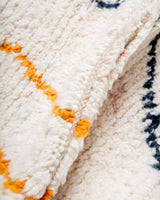 Moderner, handgefertigter Berber-Teppich aus Marokko. Beniourain-Teppich mit schönen Farben und Mustern und flauschiger Wollstruktur.