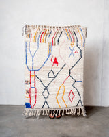 Moderner, handgefertigter Berber-Teppich aus Marokko. Beniourain-Teppich mit schönen Farben und Mustern und flauschiger Wollstruktur.