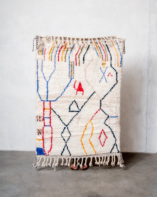 Moderner, handgefertigter Berber-Teppich aus Marokko. Beniourain-Teppich mit schönen Farben und Mustern und flauschiger Wollstruktur.