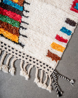 Moderner, handgefertigter Berber-Teppich aus Marokko. Beniourain-Teppich mit schönen Farben und Mustern und flauschiger Wollstruktur.