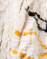 Moderner, handgefertigter Berber-Teppich aus Marokko. Beniourain-Teppich mit schönen Farben und Mustern und flauschiger Wollstruktur.