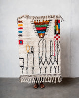 Moderner, handgefertigter Berber-Teppich aus Marokko. Beniourain-Teppich mit schönen Farben und Mustern und flauschiger Wollstruktur.