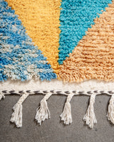 Moderner, handgefertigter Berber-Teppich aus Marokko. Beniourain-Teppich mit schönen Farben und Mustern und flauschiger Wollstruktur.