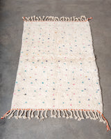 Moderner, handgefertigter Berber-Teppich aus Marokko. Beniourain-Teppich mit schönen Farben und Mustern und flauschiger Wollstruktur.