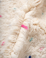 Moderner, handgefertigter Berber-Teppich aus Marokko. Beniourain-Teppich mit schönen Farben und Mustern und flauschiger Wollstruktur.