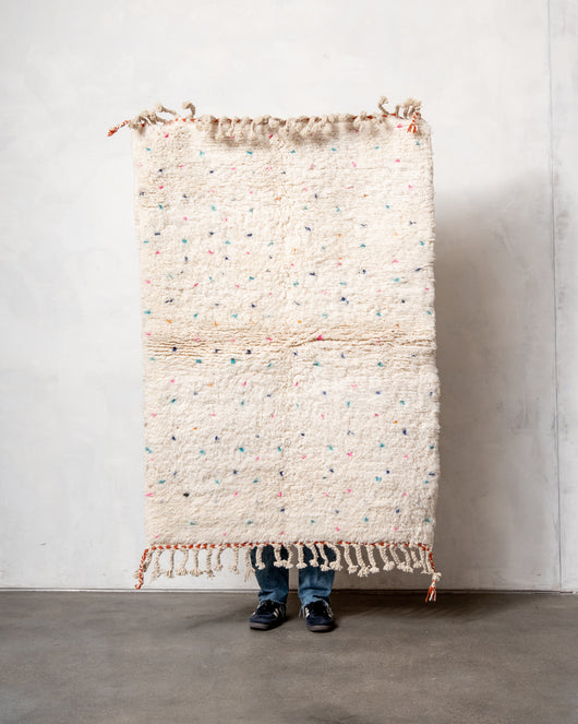 Moderner, handgefertigter Berber-Teppich aus Marokko. Beniourain-Teppich mit schönen Farben und Mustern und flauschiger Wollstruktur.