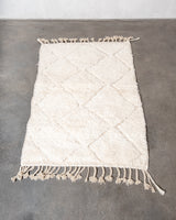 Moderner, handgefertigter Berber-Teppich aus Marokko. Beniourain-Teppich mit minimalistischem Design, natürlichem Wollflor und flauschiger Textur.
