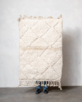 Moderner, handgefertigter Berber-Teppich aus Marokko. Beniourain-Teppich mit minimalistischem Design, natürlichem Wollflor und flauschiger Textur.