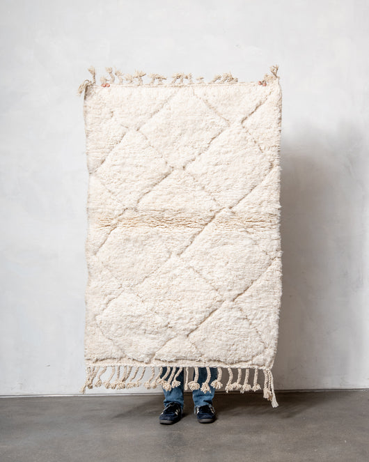Moderner, handgefertigter Berber-Teppich aus Marokko. Beniourain-Teppich mit minimalistischem Design, natürlichem Wollflor und flauschiger Textur.