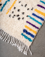 Moderner, handgefertigter Berber-Teppich aus Marokko. Azilal-Teppich mit wunderschönen Farben und Mustern. Aus Schafwolle und bunter Baumwolle.