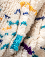 Moderner, handgefertigter Berber-Teppich aus Marokko. Azilal-Teppich mit wunderschönen Farben und Mustern. Aus Schafwolle und bunter Baumwolle.
