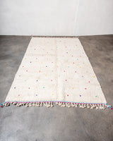 Moderner, handgefertigter Berber-Teppich aus Marokko. Beniourain-Teppich mit schönen Farben und Mustern und flauschiger Wollstruktur.