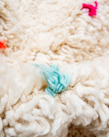 Moderner, handgefertigter Berber-Teppich aus Marokko. Beniourain-Teppich mit schönen Farben und Mustern und flauschiger Wollstruktur.