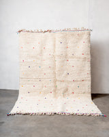 Moderner, handgefertigter Berber-Teppich aus Marokko. Beniourain-Teppich mit schönen Farben und Mustern und flauschiger Wollstruktur.