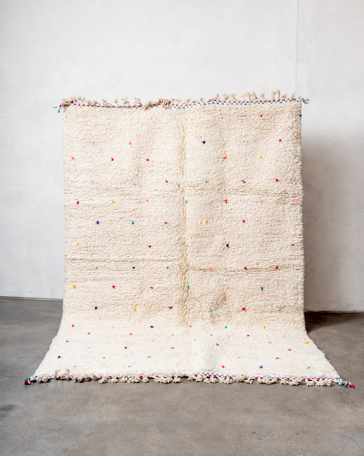 Moderner, handgefertigter Berber-Teppich aus Marokko. Beniourain-Teppich mit schönen Farben und Mustern und flauschiger Wollstruktur.