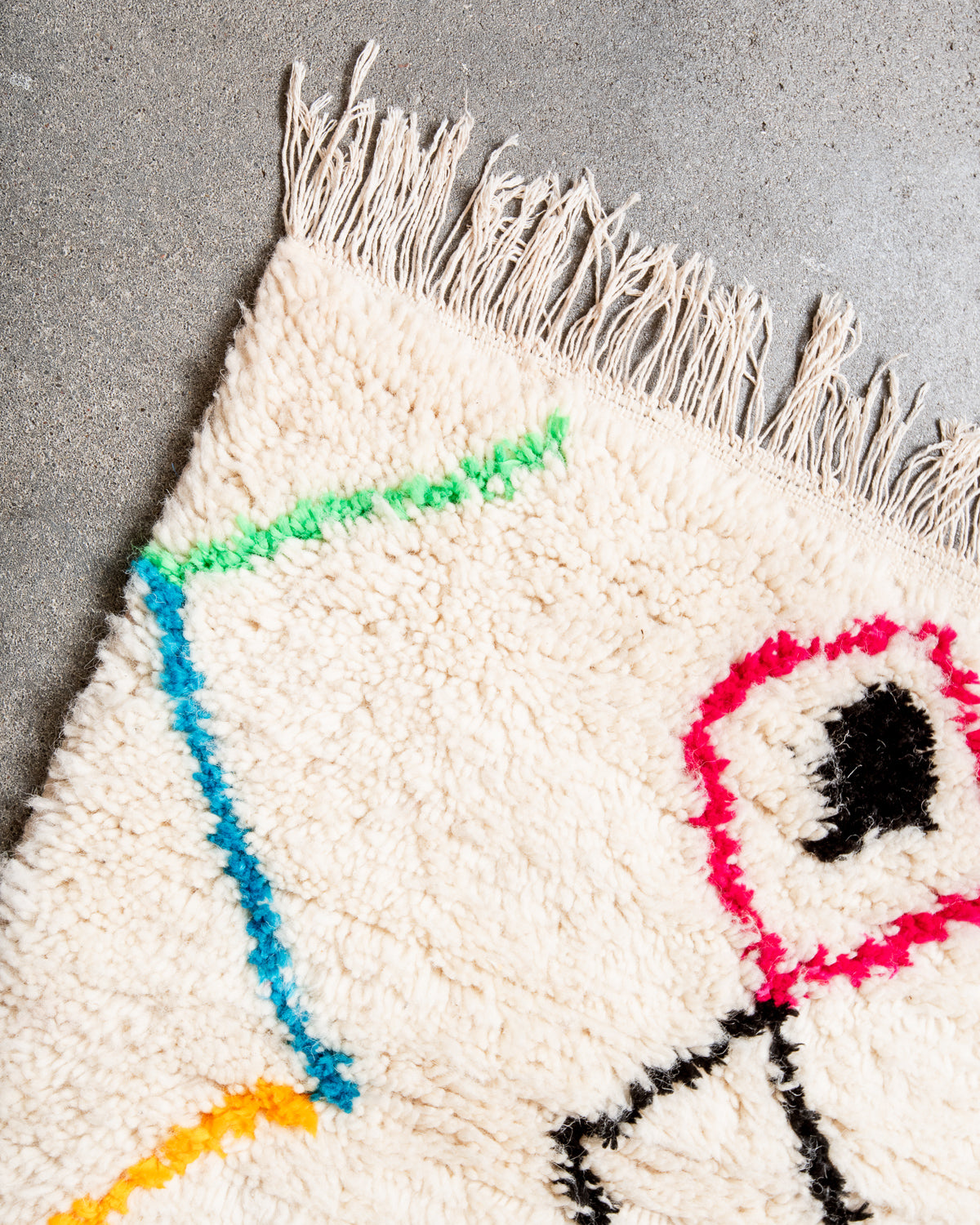Modern designer handcrafted Berber rug from Morocco. Azilal rug with beautiful colors and patterns. Made of sheep’s wool and colourful cotton.