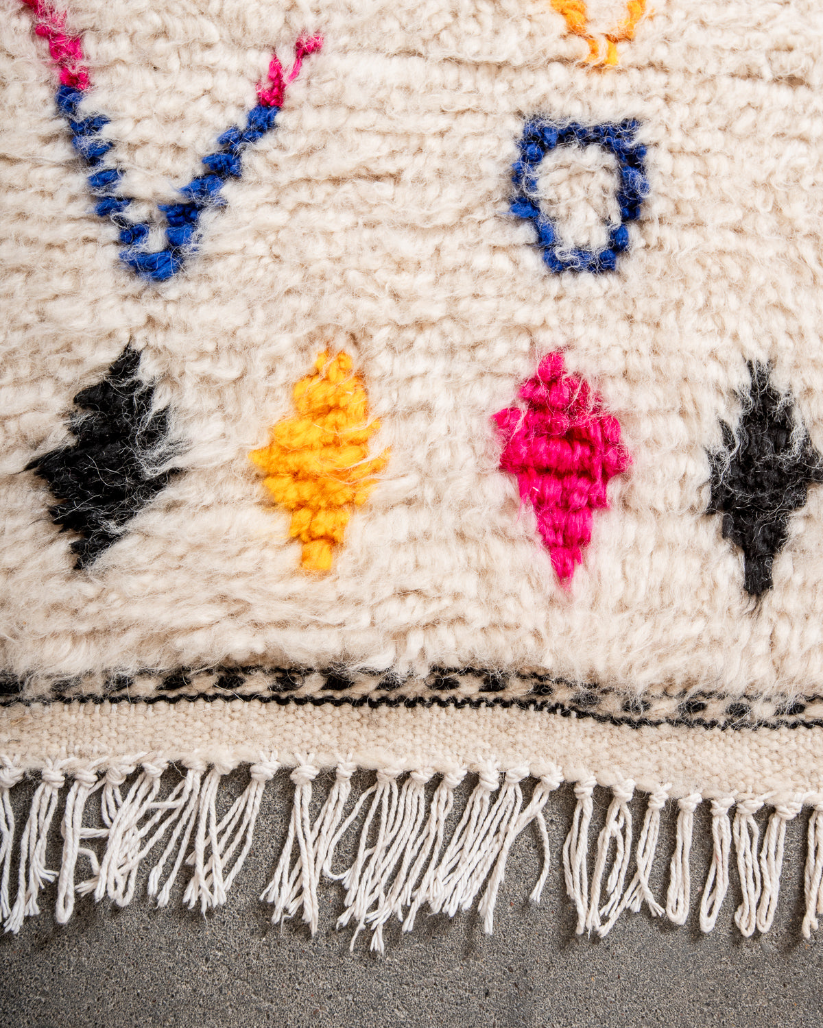 Modern designer handcrafted Berber rug from Morocco. Azilal rug with beautiful colors and patterns. Made of sheep’s wool and colourful cotton.