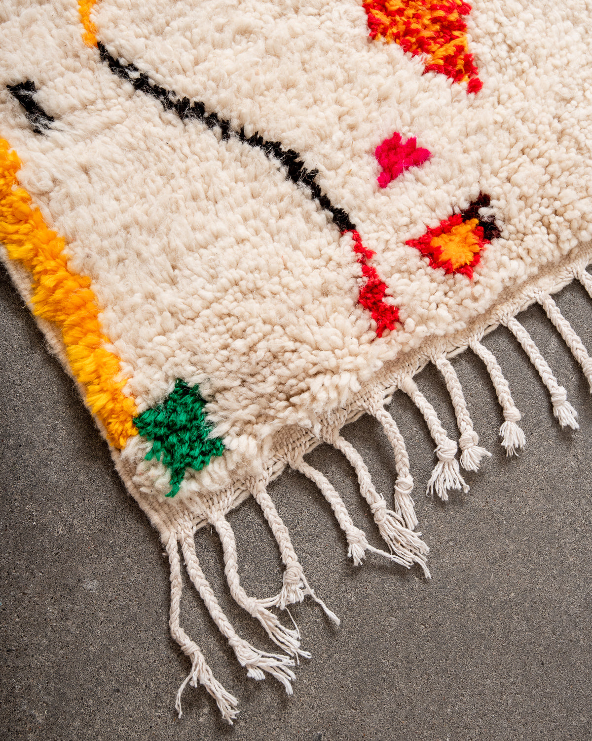 Modern designer handcrafted Berber rug from Morocco. Azilal rug with beautiful colors and patterns. Made of sheep’s wool and colourful cotton.