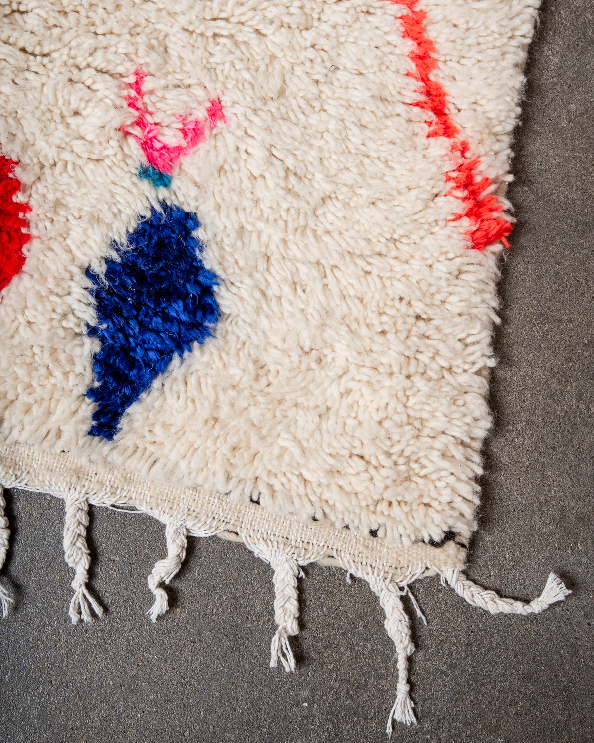Modern designer handcrafted Berber rug from Morocco. Azilal rug with beautiful colors and patterns. Made of sheep’s wool and colourful cotton.